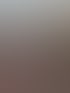 Ein Techniker installiert Glasfaserkabel in einem geöffneten Verteilerkasten neben einem Graben.