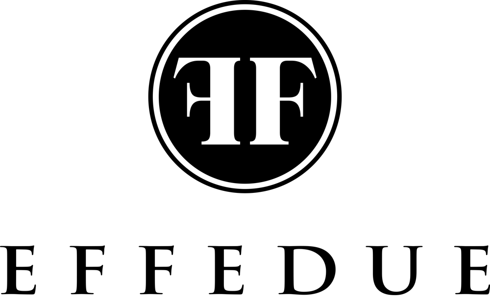 Eine vollständig schwarze, rechteckige Fläche ohne sichtbare Details oder Textelemente.
