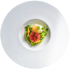Ein pochiertes Ei und rotes Fleisch auf grünem Püree, garniert mit Kräutern und Blütenblättern auf einem Teller.