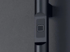 Ein schwarzer Fingerabdruck-Scanner an einer dunklen Oberfläche.
