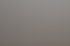 Ein Serviceberater sitzt an seinem Schreibtisch und lächelt in die Kamera.