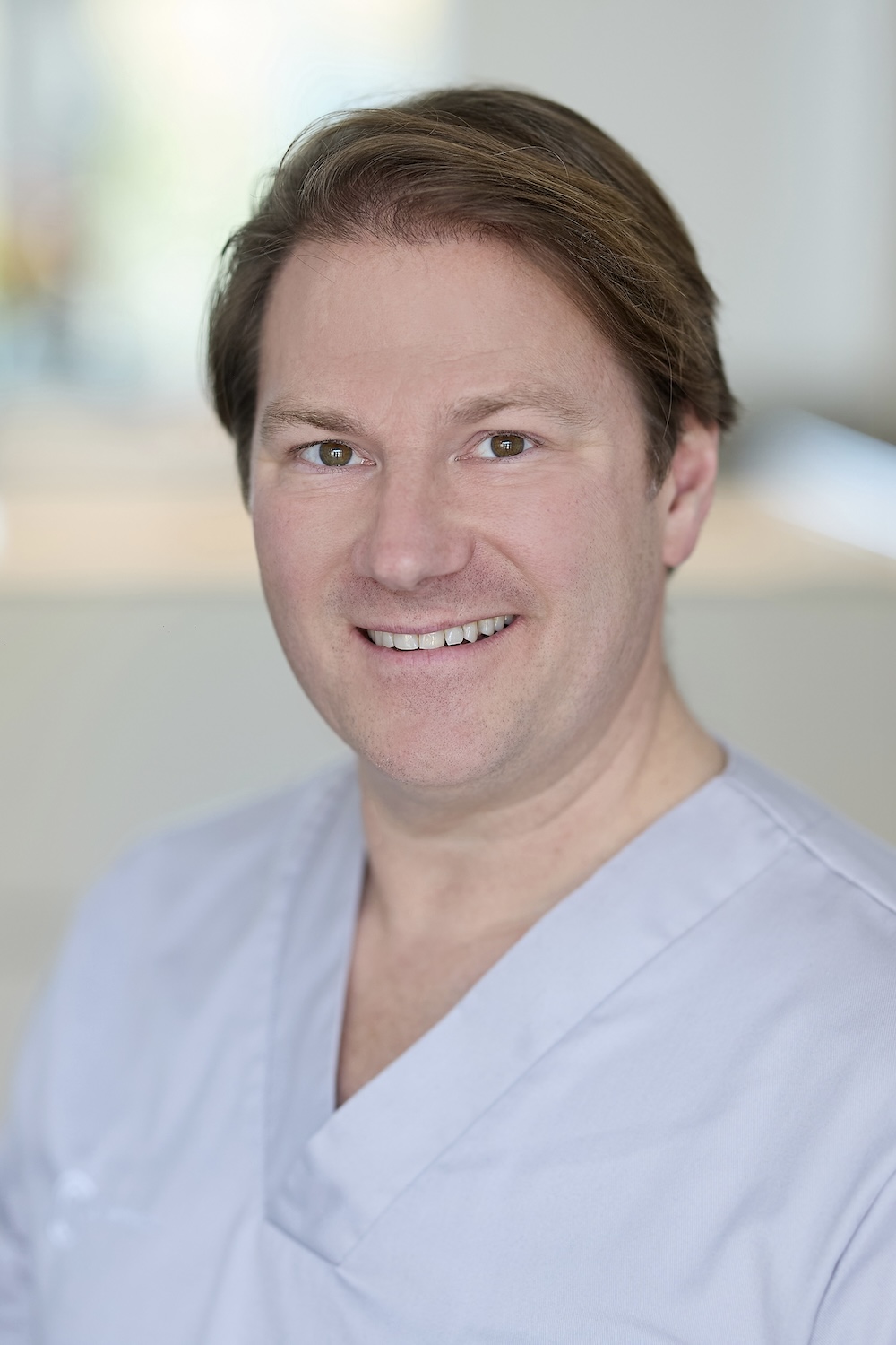 Dr. med. Thomas Biesgen im hellen OP-Kittel
