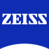Weißes ZEISS-Logo auf blauem Hintergrund mit einem grünen Bogen am unteren Rand.