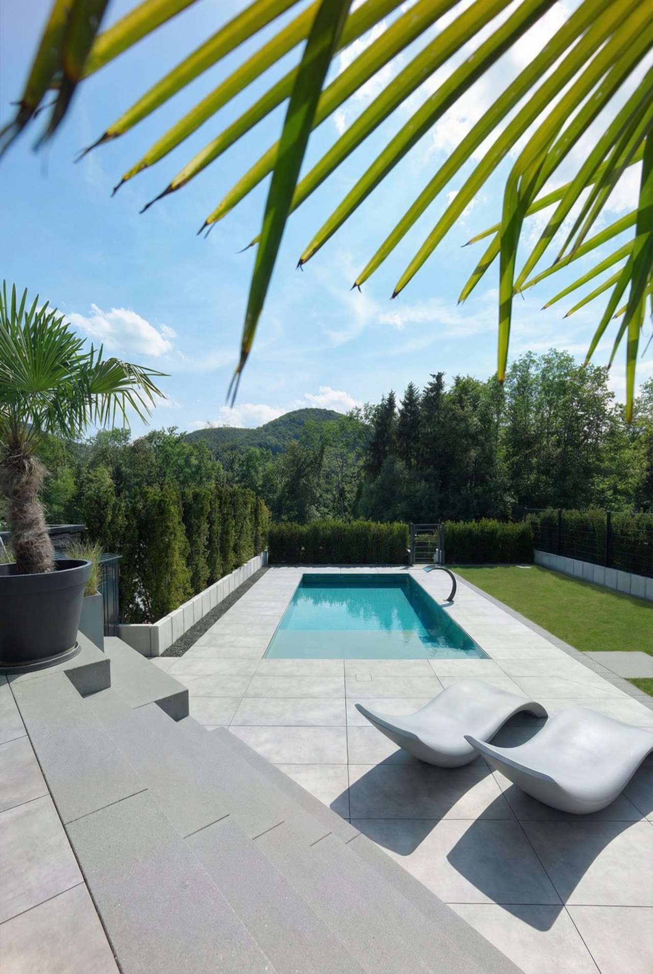 Eleganter Poolbereich mit modernen Liegestühlen