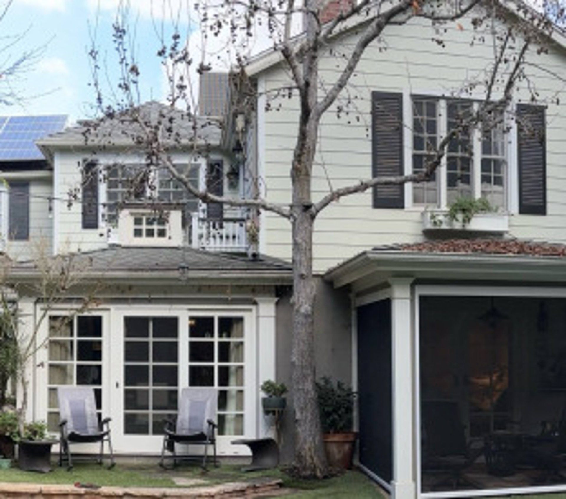 Artic white james hardie siding installed on Los Angeles home