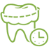 Grüner Umriss eines Zahns mit Zahnspange und einer Uhr unten rechts.