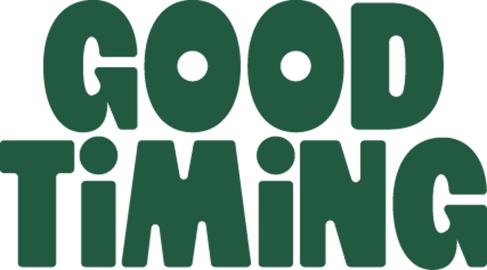 Dunkelgrüner Text auf dunkelgrünem Hintergrund: "GOOD TIMING"