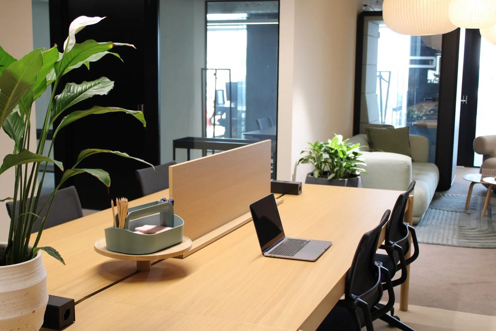Arbeitsplatz mit Laptop im Büro in St. Gallen