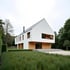 Modulares Design House mit moderner Holzfassade und flexibler Raumgestaltung in ruhiger, grüner Umgebung.