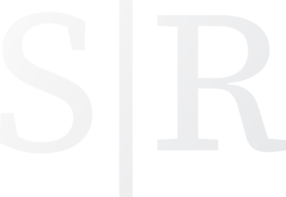 Weiße Buchstaben S und R in Serifenschrift, getrennt durch eine vertikale Linie auf schwarzem Hintergrund.