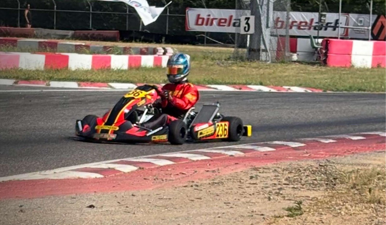 Marlon im rot-schwarzen Kart in einer Kurve beim ROK Cup Italia 2025
