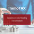 Eine Person hält einen Stift über ein Modellhaus, mit den Texten "ImmoTAX" und "Stiftung gründen".