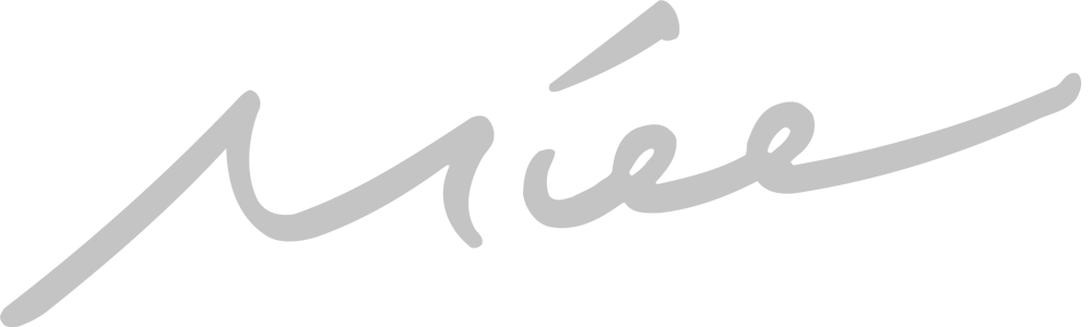 Graue, handgeschriebene Unterschrift auf dunkelgrünem Hintergrund, die das Wort "Miee" darstellt.