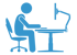 Eine blaue Piktogramm-Figur sitzt an einem Schreibtisch und arbeitet am Computer.