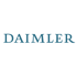 Dunkelblaue Schrift "DAIMLER" auf dunkelgrünem Hintergrund.