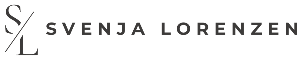 Svenja Lorenzen Logo mit grauen Buchstaben und einem weißen, durchgestrichenen Blatt.