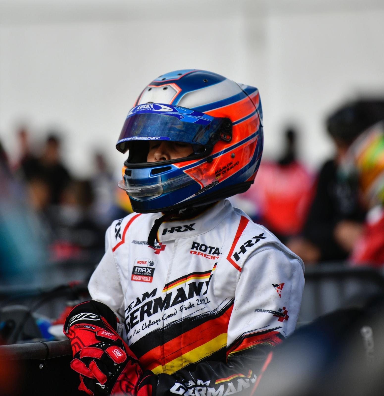 Marlon mit Helm im Rennanzug von Team Germany