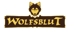 Braunes Logo mit Wolfskopf und goldenem Text "WOLFSBLUT" auf grünem Hintergrund.