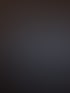 Ein offener Laptop zeigt ein Textdokument auf dem Bildschirm, der Tastaturbereich ist dunkel.
