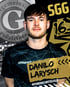 Porträt von Danilo Larysch, Spieler Nr. 16, Offensives Mittelfeld, im schwarzen Uhlsport-Trikot.