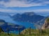Panoramablick von einem Gipfel auf den blauen Vierwaldstättersee und die umliegenden Schweizer Alpen unter blauem Himmel.