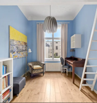 Zimmer mit Galerieebene und Bibliotheksleiter