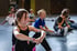 Eine Gruppe von Kindern sitzt mit geschlossenen Augen meditierend auf dem Boden einer Turnhalle.