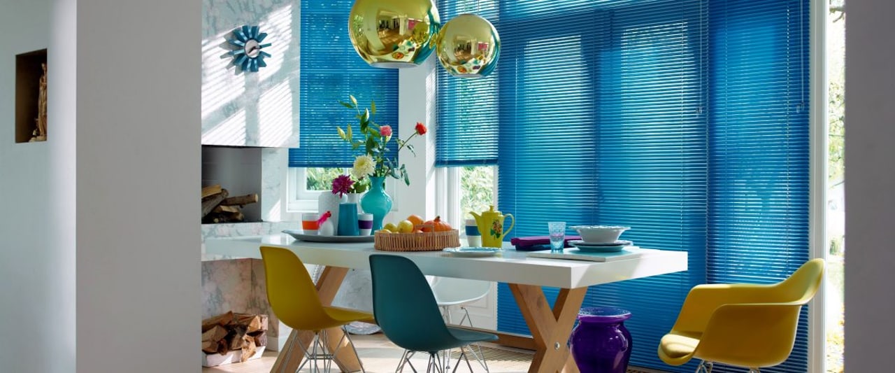 Innenjalousie mit Lichtstreifen auf dem Schreibtisch