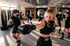 Jugendliche trainieren Kickboxen mit Pratzen unter Anleitung eines erfahrenen Trainers.