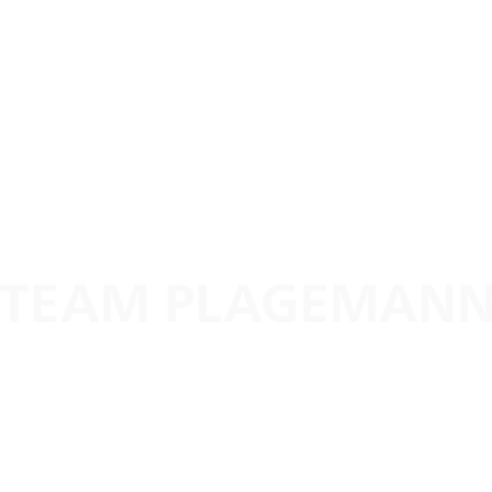 Logo von TEAM PLAGEMANN mit drei weißen Flammen über dem Text auf grünem Hintergrund.