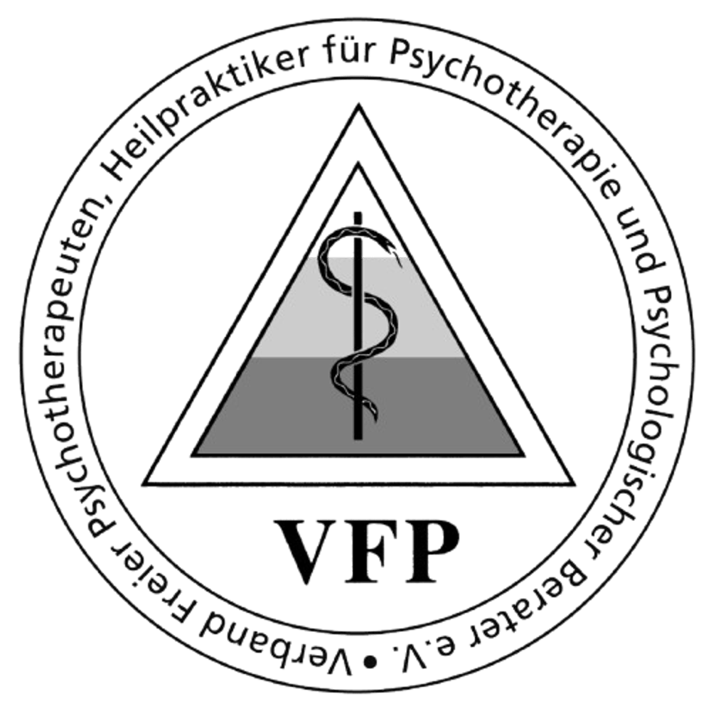 Grünes Emblem mit einem Dreieck, das eine Äskulapschlange und die Buchstaben VFP enthält.
