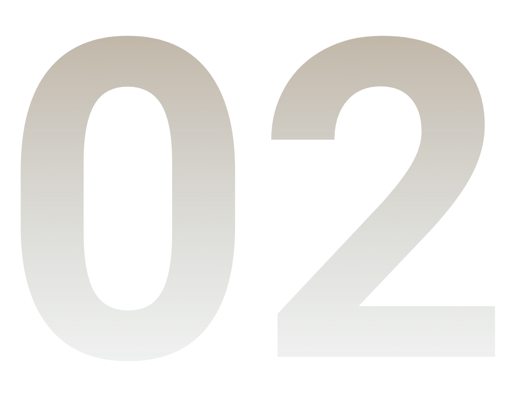 Graue Ziffern "02" auf dunkelgrünem Hintergrund.