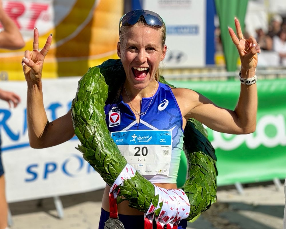 Julia Mayer jubelt mit Siegerkranz nach dem Staatsmeistertitel im Halbmarathon bei Kärnten läuft 2026