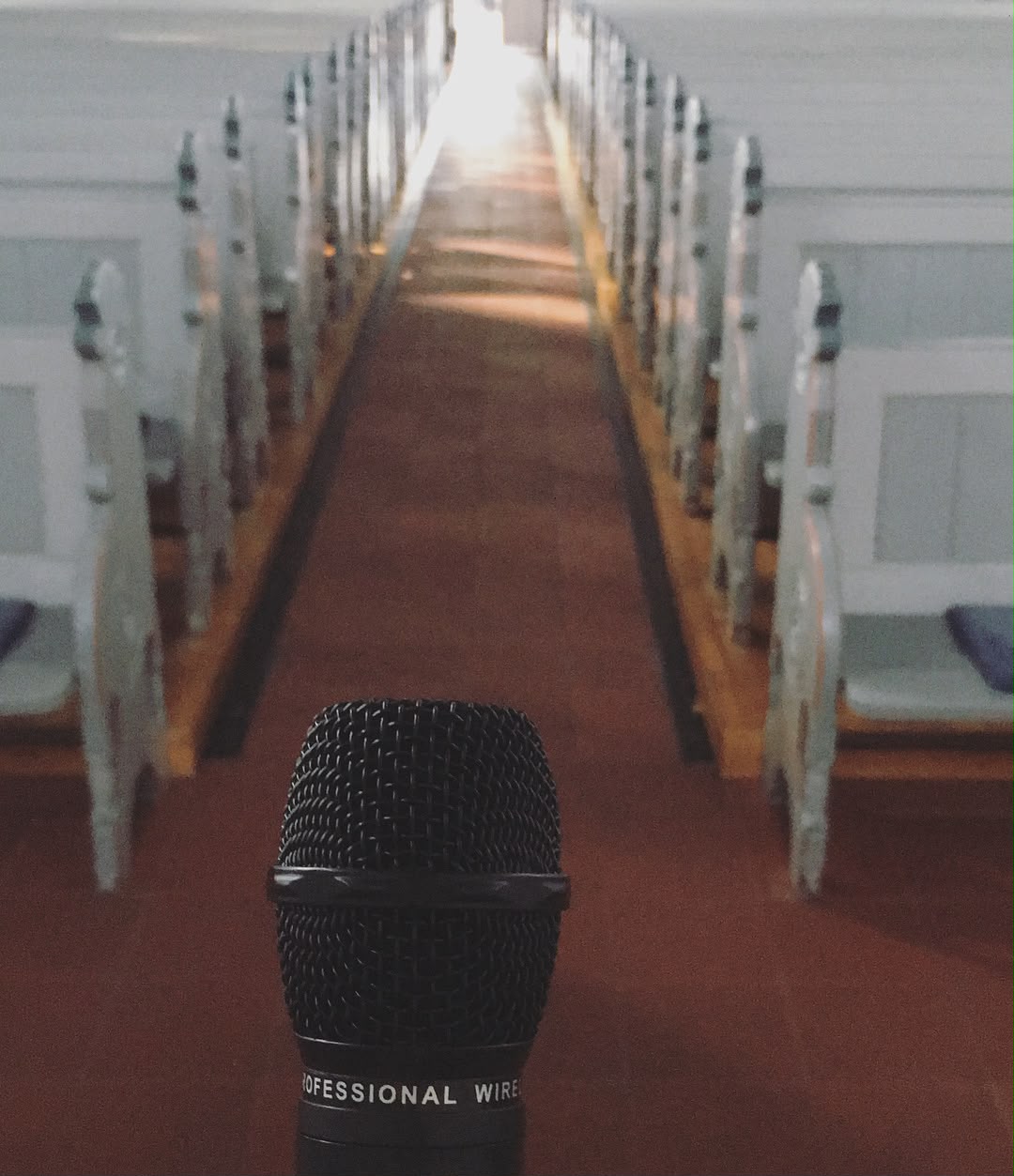 Mikrofon im Mittelgang einer Kirche