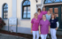 Sechs lächelnde Frauen in medizinischer Arbeitskleidung vor dem Gebäude Altes Rathaus in Schiltigheim.