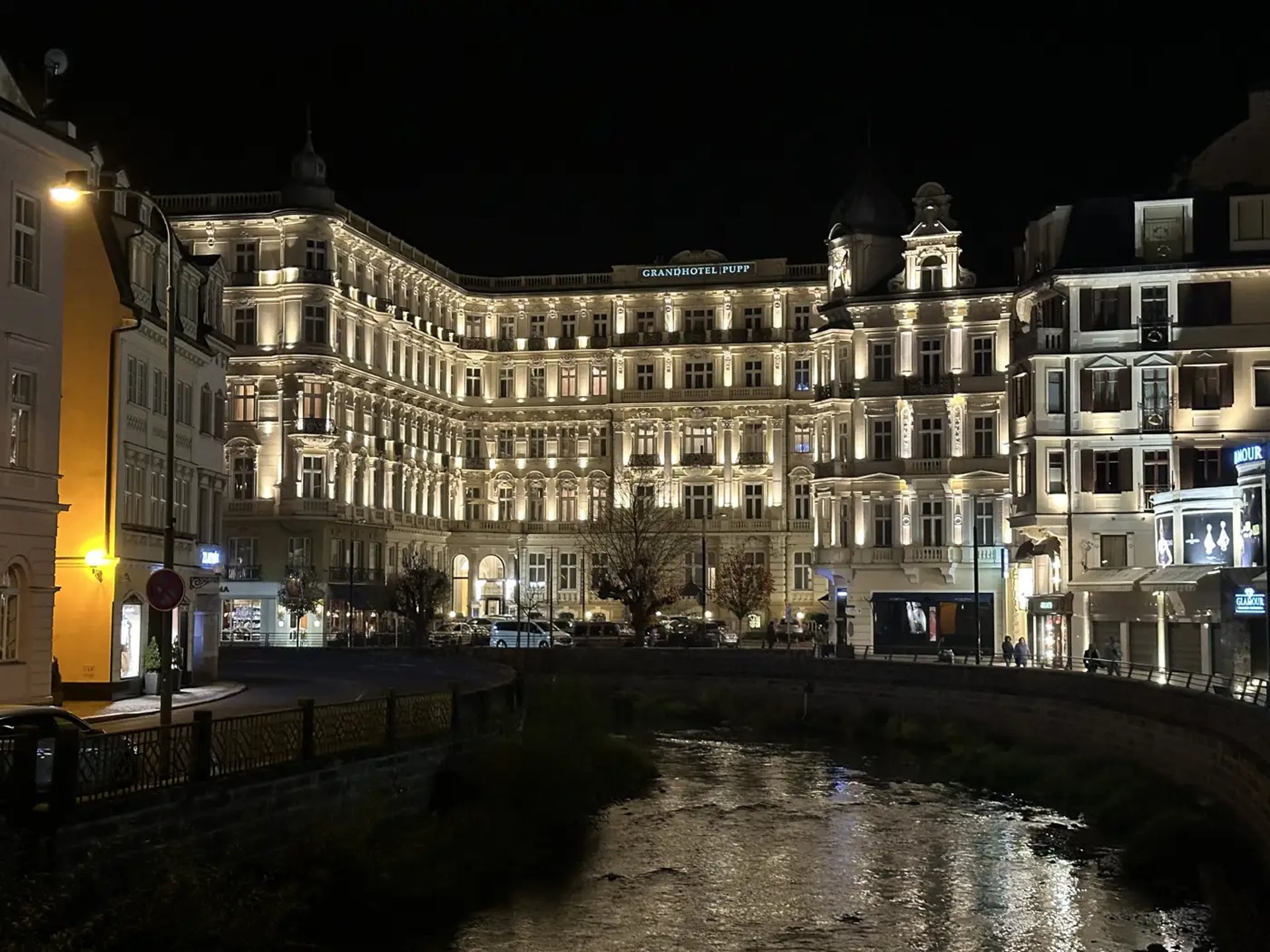 Das Grandhotel Pupp am Abend