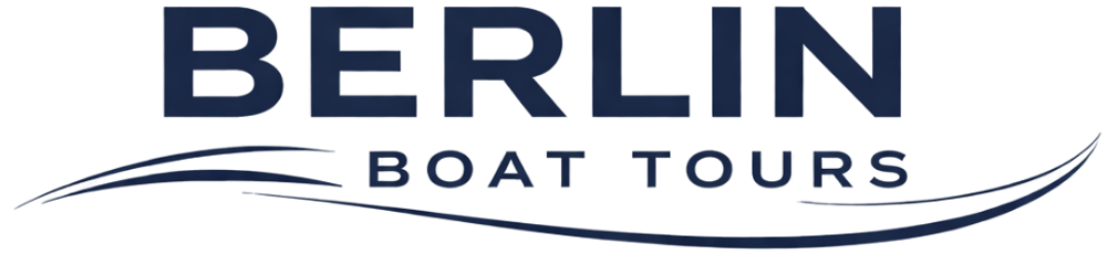 Dunkelblauer Schriftzug Berlin Boat Tours mit einer geschwungenen Wellenlinie auf schwarzem Hintergrund.