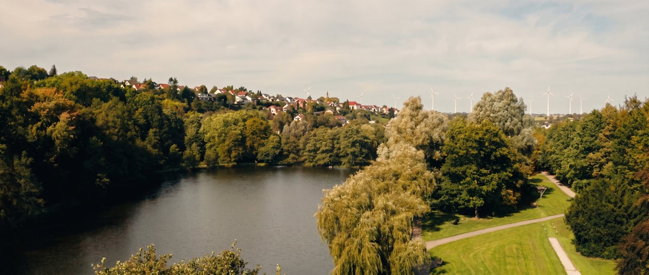 Blick über das Aatal mit dem Paddelteich und der Siedlung am Hang