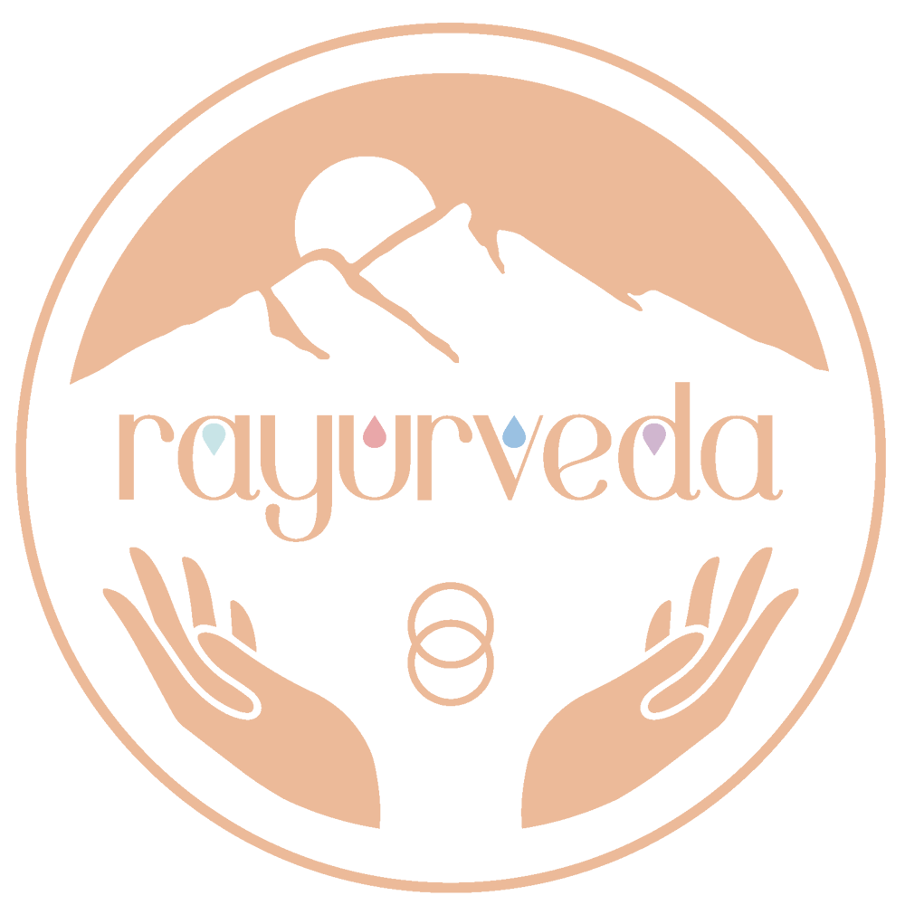 Rayurveda Logo: Berge, Hände, Sonne und der Schriftzug "rayurveda" in einem Kreis.