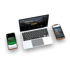 Ein Laptop zwischen zwei Smartphones zeigt eine Website mit Text und Häusern.
