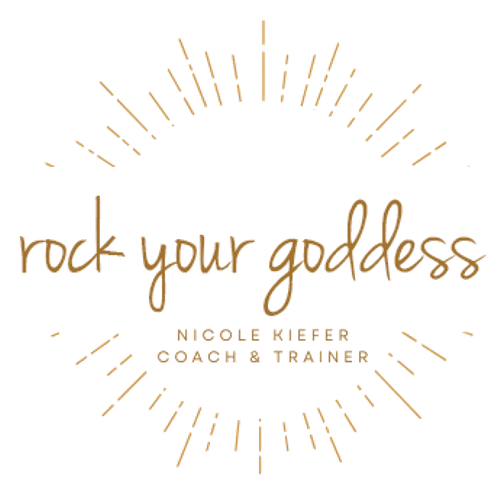 Rock Your Goddess, Nicole Meyer Coach & Trainer, mit Strahlenkranz.