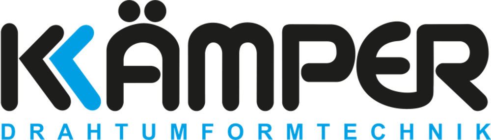KÄMPER DRAHTUMFORMTECHNIK Logo: Schwarzer Text „KÄMPER“, wobei das K in Blau als Winkel geformt ist.