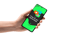 Eine Hand hält ein Smartphone mit der Aufschrift "Folge uns auf Social Media" und Symbolen für Likes und Nachrichten.