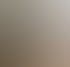 Moderner Specksteinofen mit brennendem Feuer neben einem hohen Kaminholzregal aus Glas und Metall im Wohnzimmer.