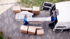 Zwei Umzugshelfer beim Tragen eines Sofas – Möbeltransport und Umzugsservice von IronMax in Sigmaringen