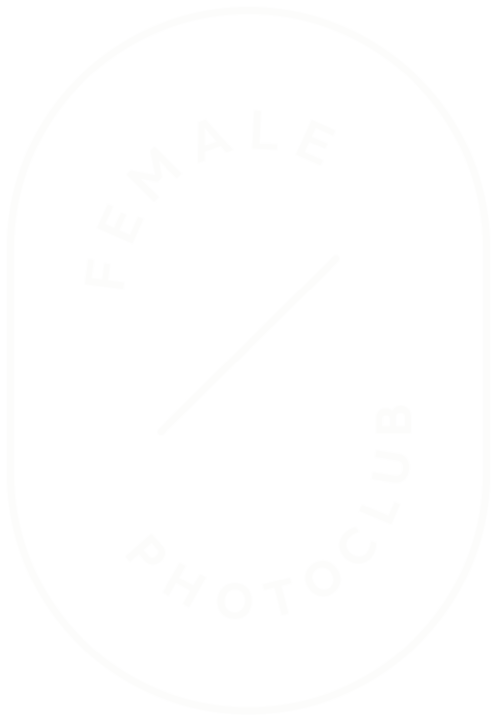 Grünes Oval-Logo mit weißem Rand, das die Worte "FEMALE PHOTOCLUB" und eine diagonale Linie in der Mitte zeigt.
