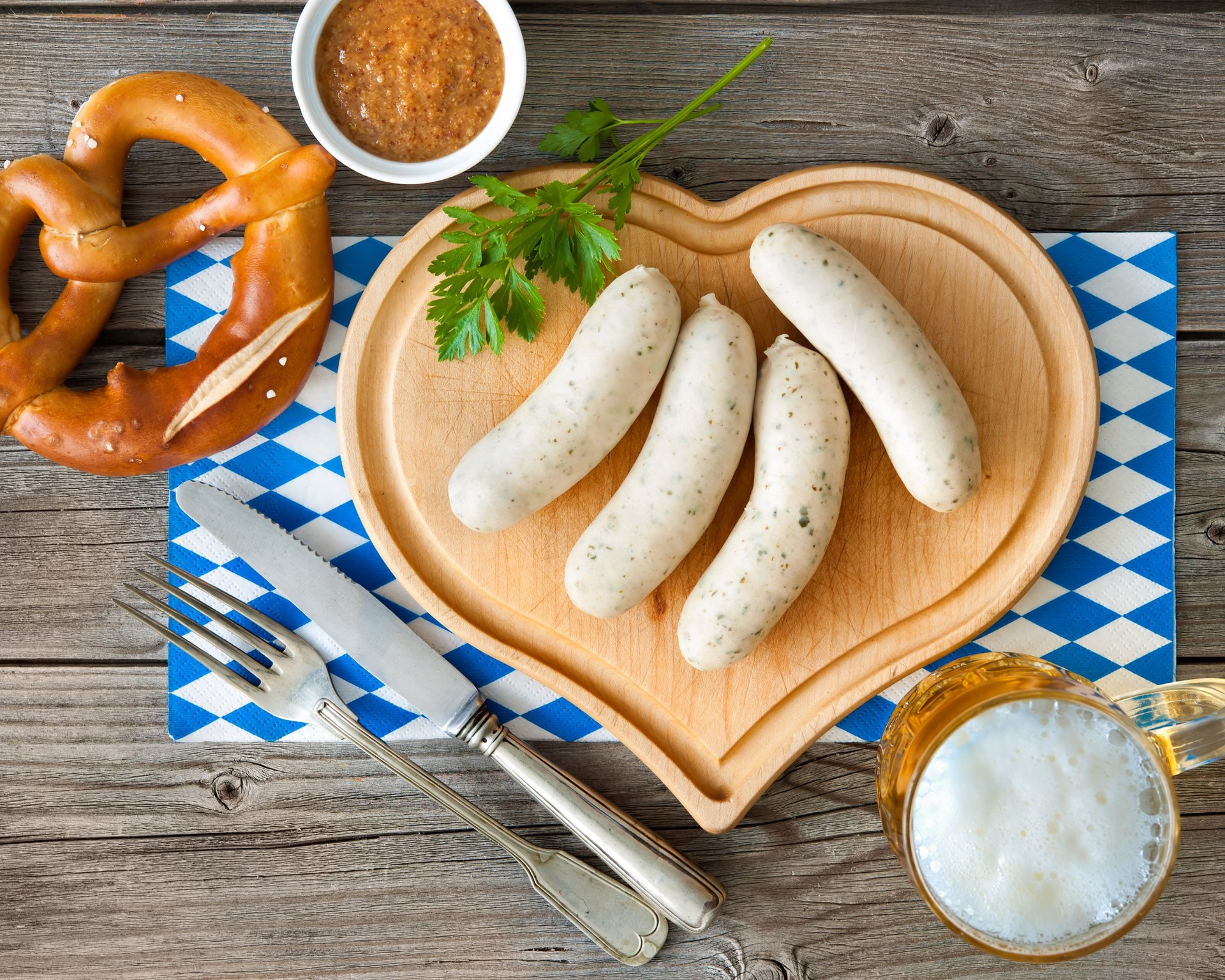 Frische Weißwürste und Brezeln