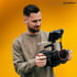 Max von Kopfkino beim Einstellen der Kamera – Videoproduktion mit Kinoqualität