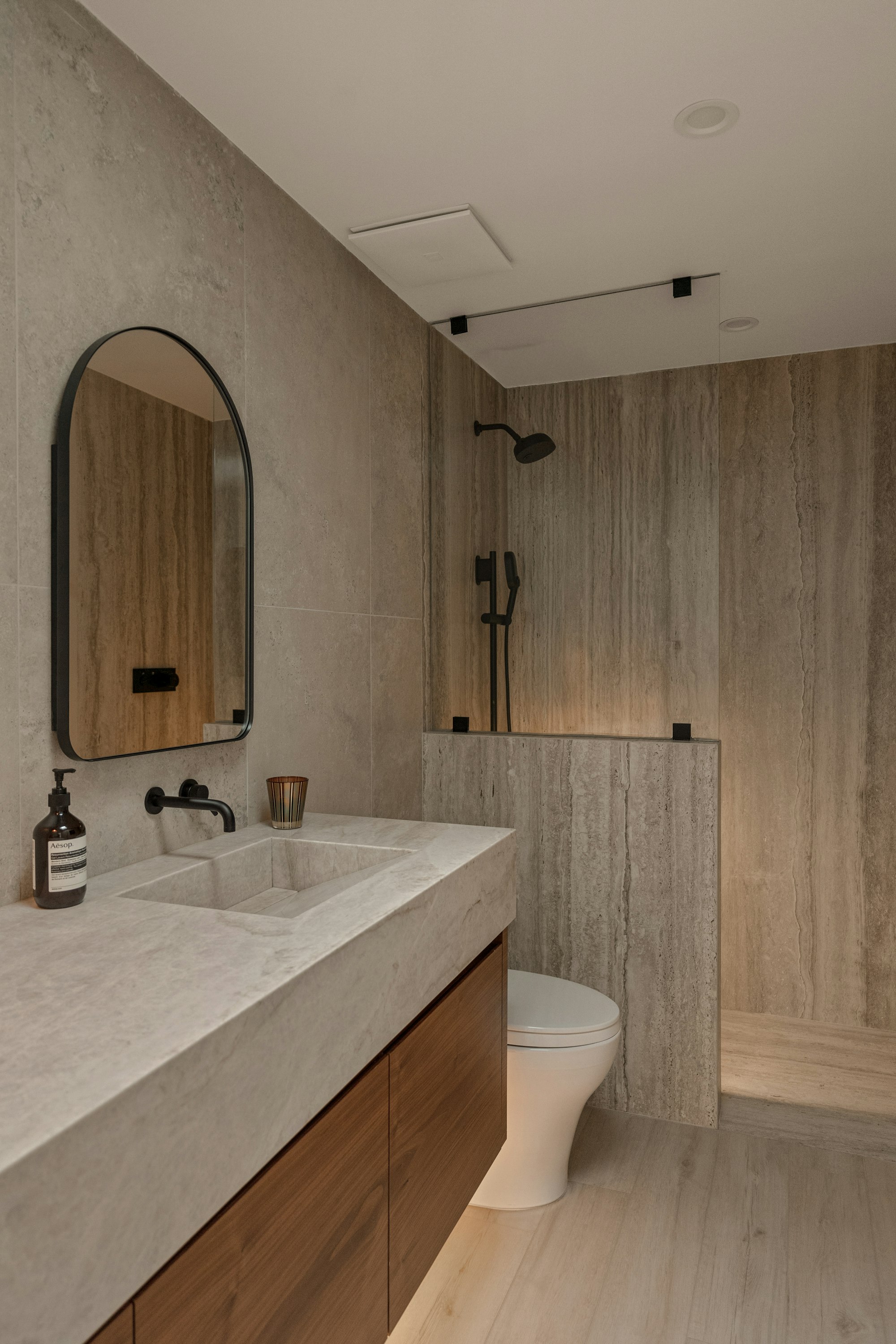 Salle de bain moderne en pierre et bois