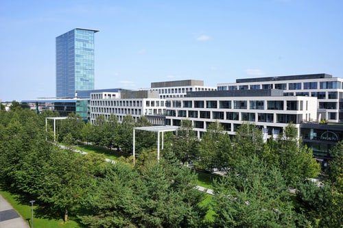 Moderne Bürogebäude mit Glasfassaden in der Parkstadt Schwabing